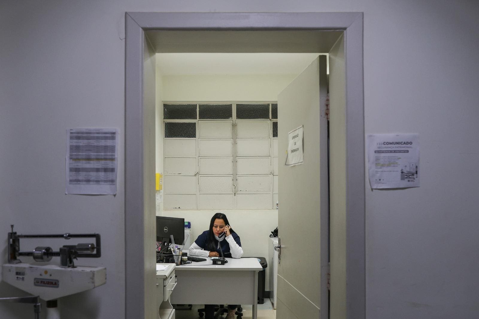 A enfermeira Alessandra Camargo informa aos familiares sobre a morte de pacientes adultos
