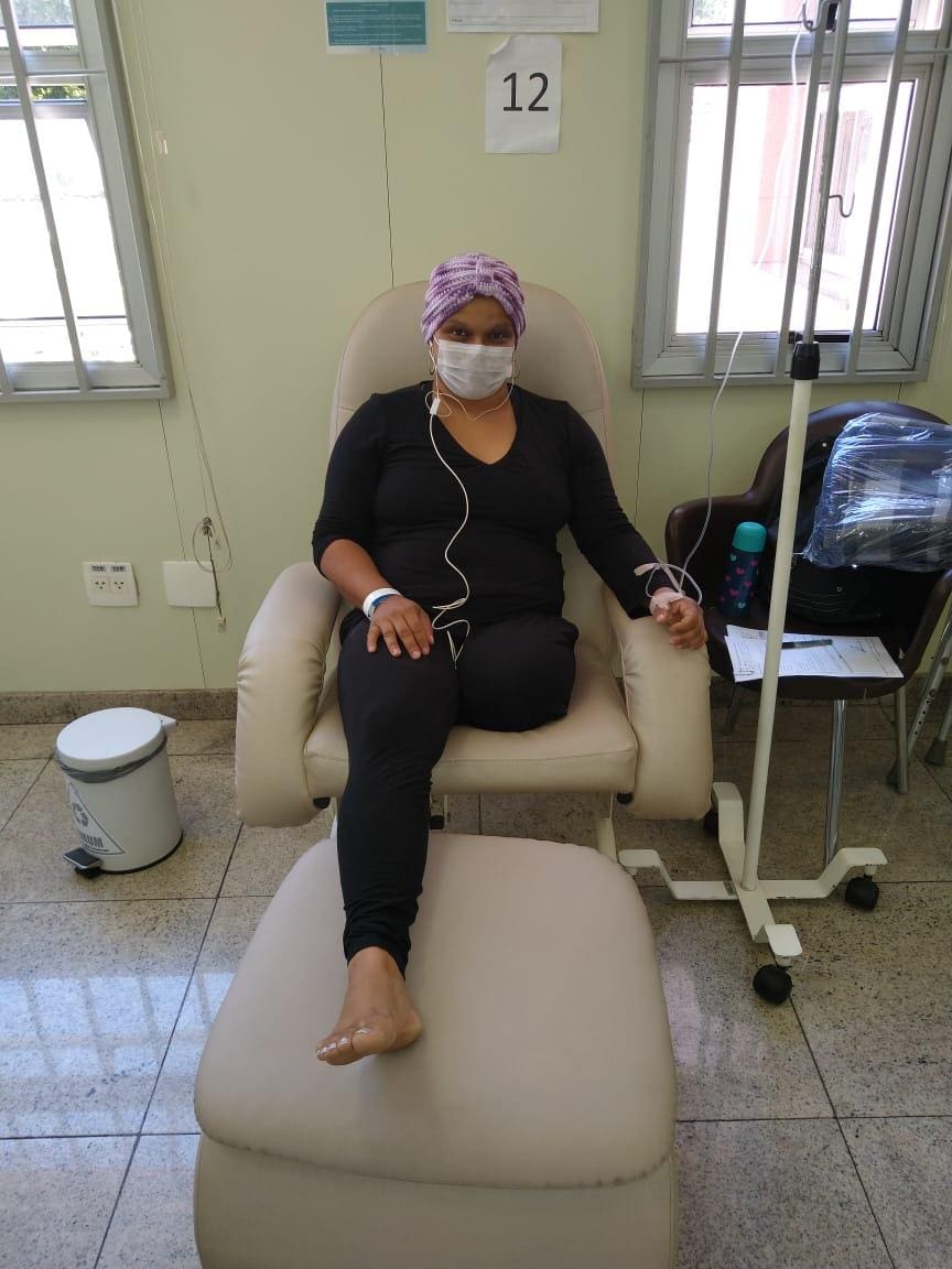 Kelly Santana precisou amputar a perna após anos de cirurgias e tentativas de tratamento de um câncer no joelho