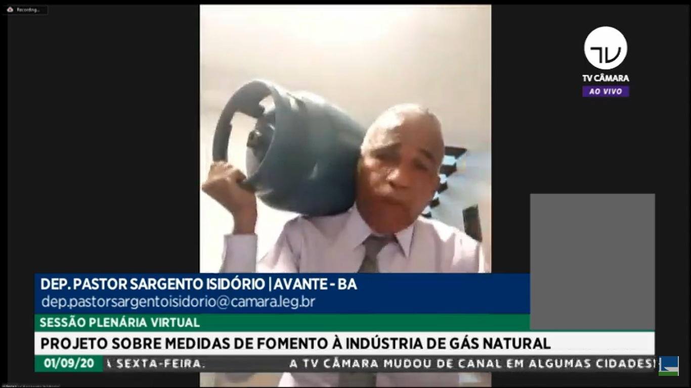 Pastor Sargento Isidório apareceu com um botijão de gás nas costas.