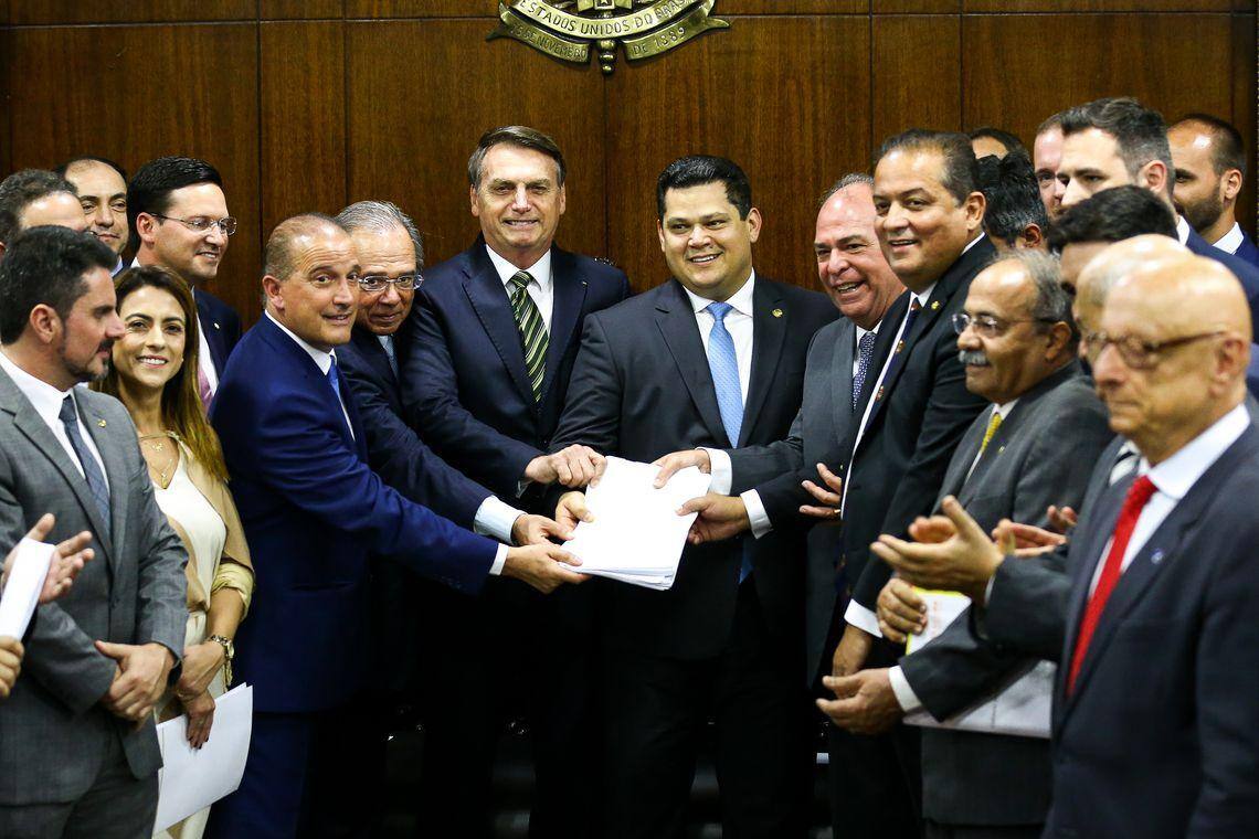 O presidente Jair Bolsonaro, o ministro da Economia, Paulo Guedes, e o ministro da Casa Civil, Onyx Lorenzoni, entregam o Plano mais Brasil