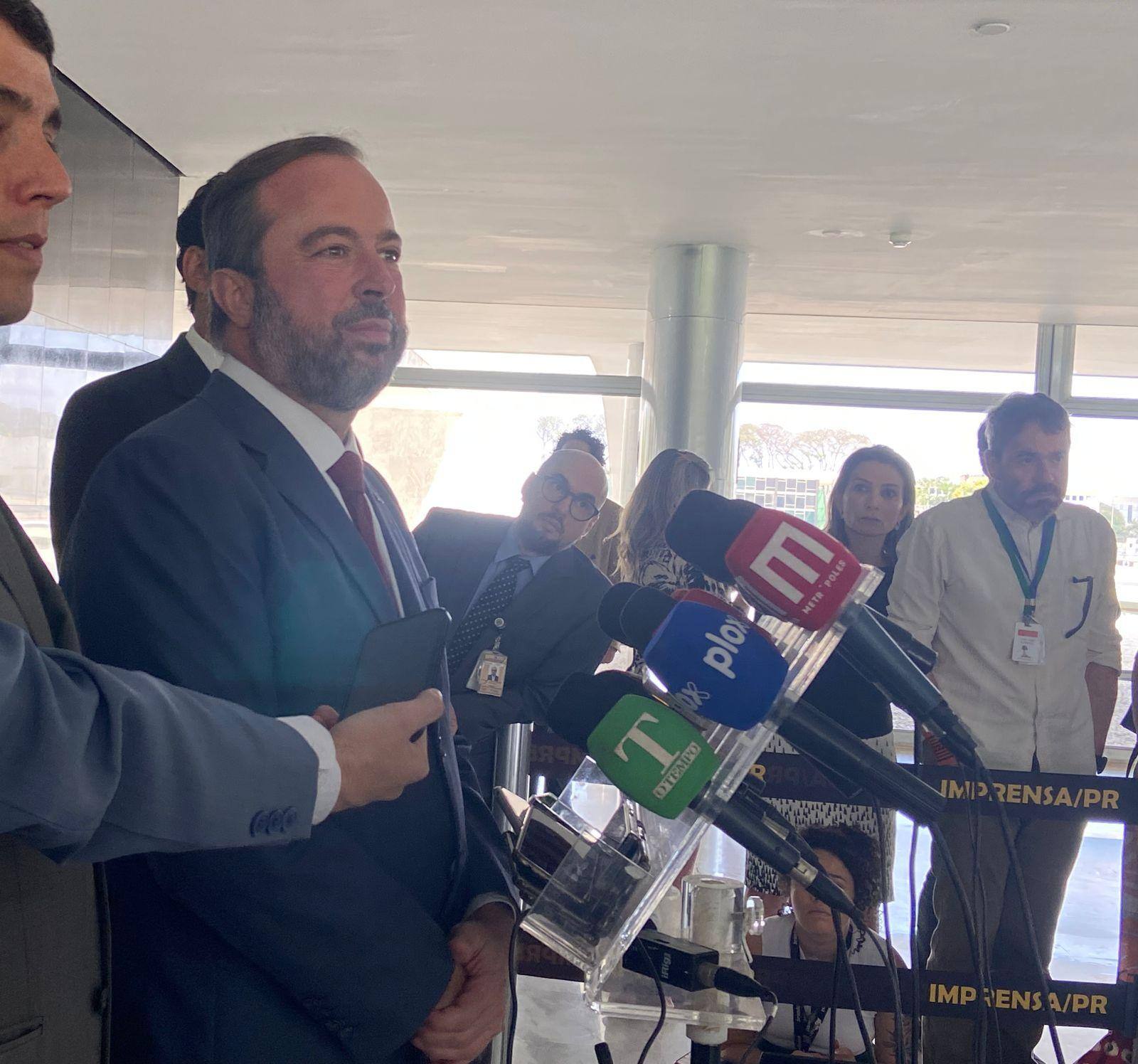 O ministro de Minas e Energia, Alexandre Silveira, durante conversa com jornalistas nesta quinta-feira (14), no Palácio do Planalto