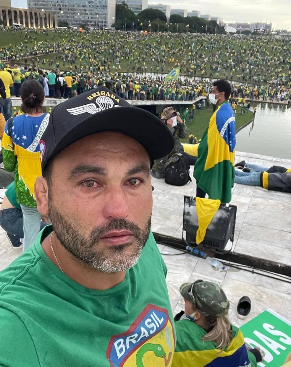 Léo Índio estava na Esplanada dos Ministérios em 8 de janeiro Ele inclusive publicou imagens em uma rede social em cima do Congresso Nacional e próximo ao STF