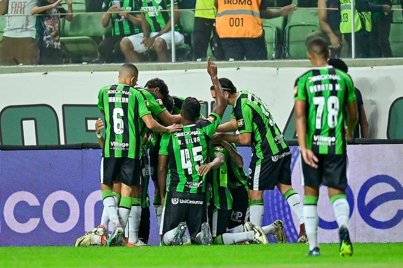 Jogadores do América comemoram um gol marcado na vitória sobre Santos pela Série B