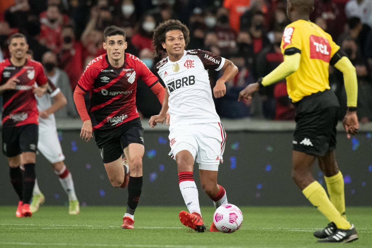 Flamengo e Atlhetico-PR ficam no 2 a 2