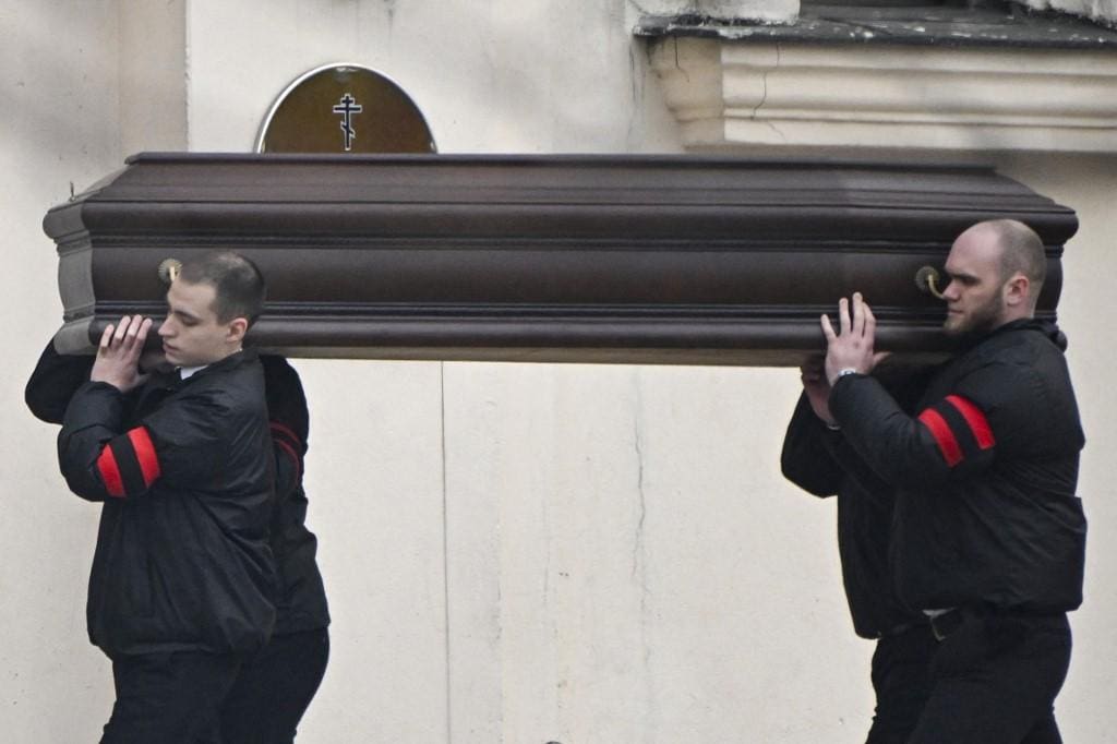 Caixão com o corpo do opositor russo Alexei Navalny chega à igreja de Moscou
