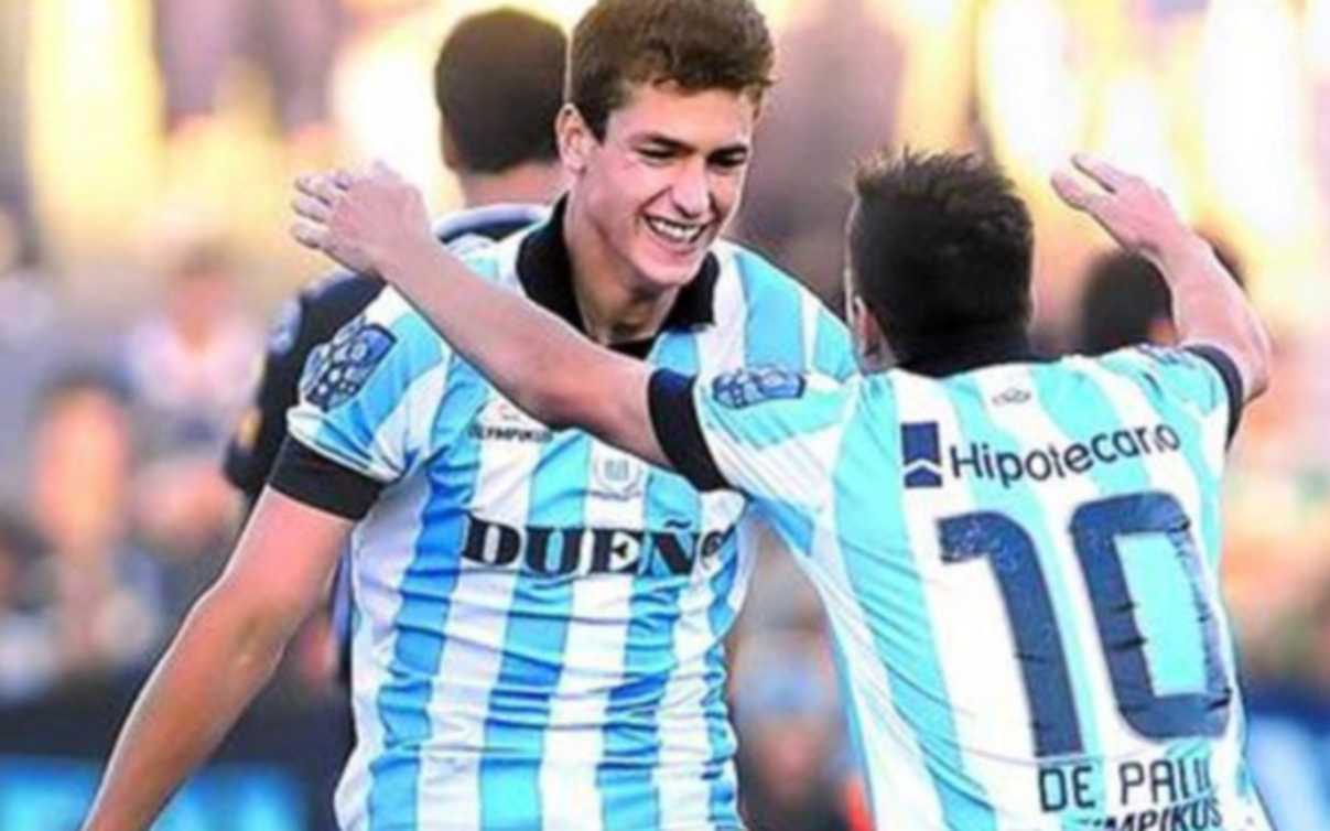 Dinenno comemora com De Paul no período em que atuaram juntos pelo Racing em 2014