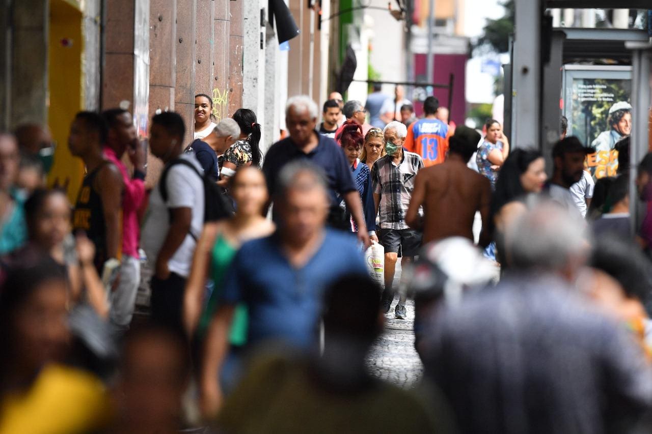 Pesquisadores estimam isolamento diminui a quantidade de pessoas que um paciente é capaz de contaminar