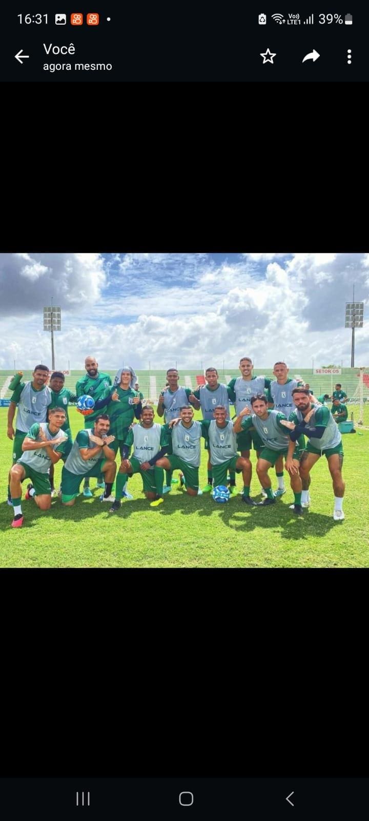 Jogadores do atual elenco do Sousa posam para foto após 'rachão' no estádio Marizão
