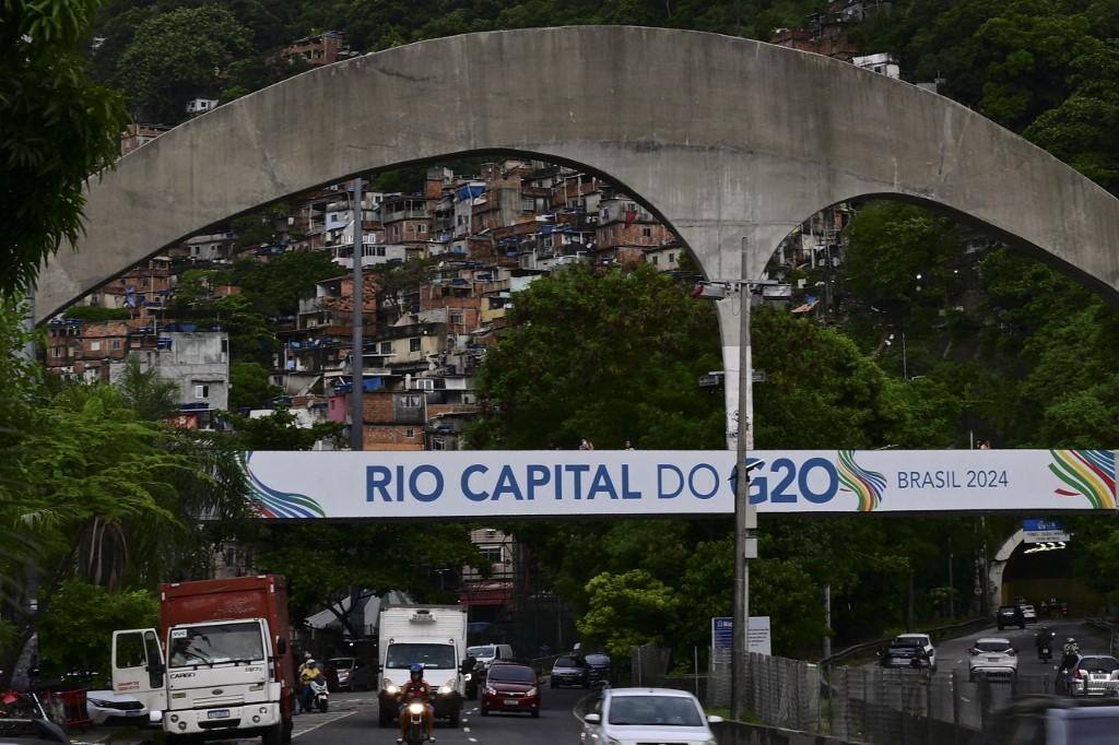 Placa do G20 Brasil em frente à favela da Rocinha, no Rio de Janeiro, Brasil: cidade recebe evento nesta quarta e quinta-feira