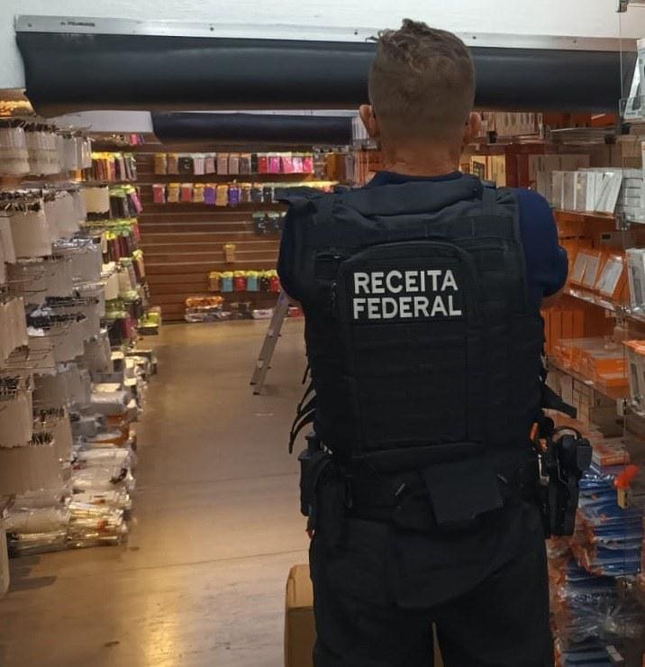 De acordo com informações da Polícia Federal, 180 volumes de mercadorias foram apreendidos