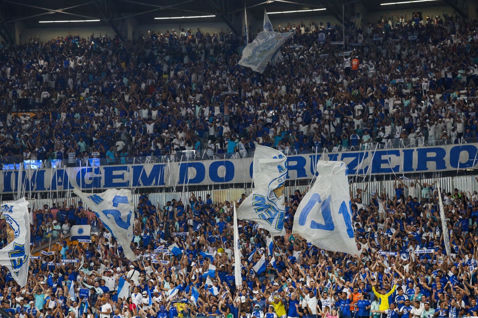 Domingo 01 de junho de 2025. Cruzeiro e Palmeiras se enfrentam no Mineirão, em partida válida pela 11ª rodada do Campeonato Brasileiro. Na foto torcida celeste do Cruzeiro 