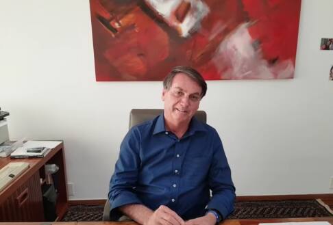 Bolsonaro grava vídeo tomando hidroxicloroquina