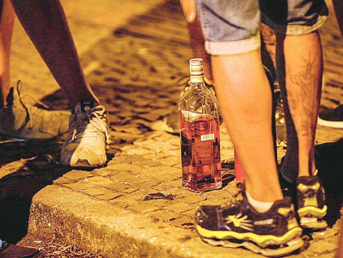 Flagrante. Reportagem esteve na avenida Guarapari e encontrou adolescentes fazendo uso de bebida