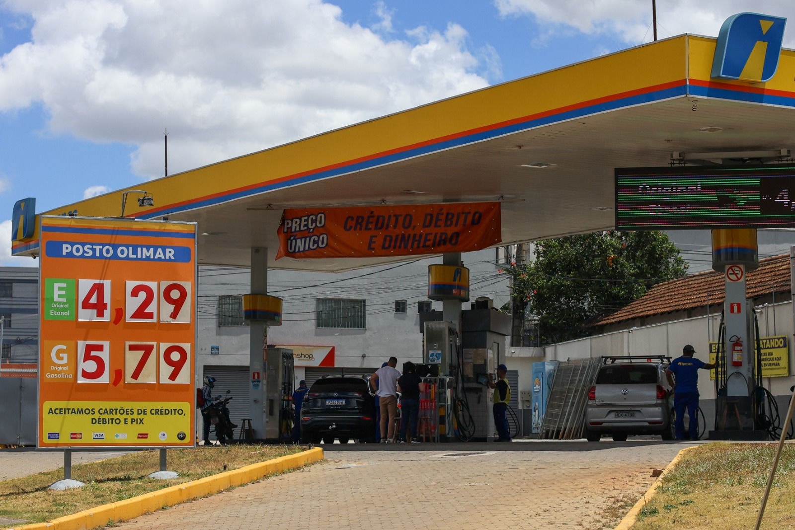 Posto de combustíveis na avenida Tereza Cristina, bairro Padre Eustáquio