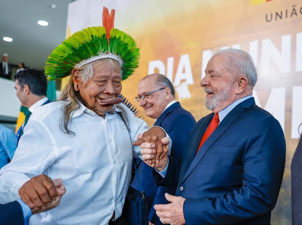 Na imagem, o presidente da República, Luiz Inácio Lula da Silva, e o cacique Raoni