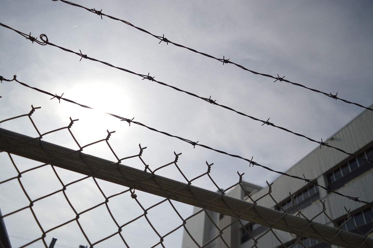 Prisão presídio grades arame
