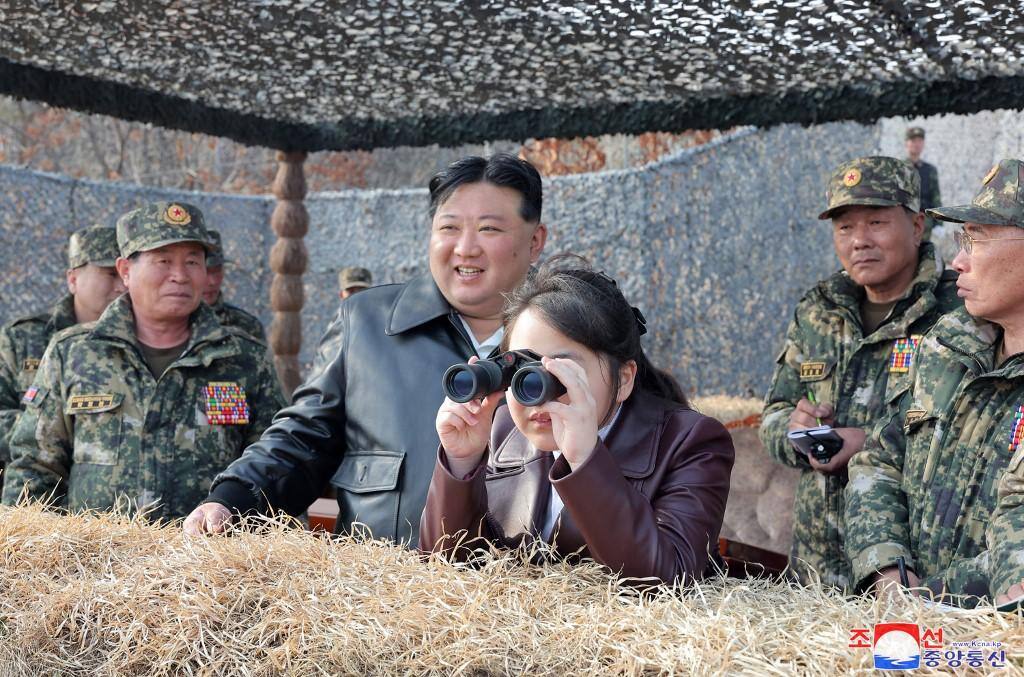 Ju-ae, filha adolescente de Kim Jong-un, recebeu o tratamento de "grande guia" pela mídia estatal, reforçando sinais de que ela é a sucessora do líder norte-coreano