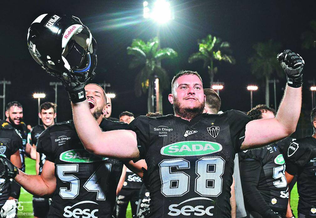 O offensive lineman Eric Saviotti é um dos jogadores do Galo FA que estão no time desde o início do projeto