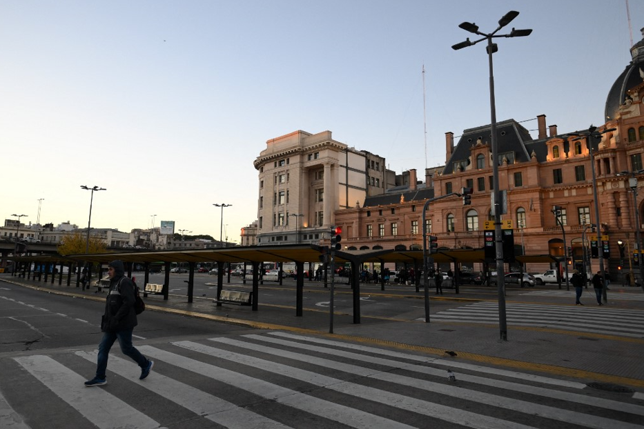 Ruas de Buenos Aires ficaram vazias em dia de greve geral contra Milei