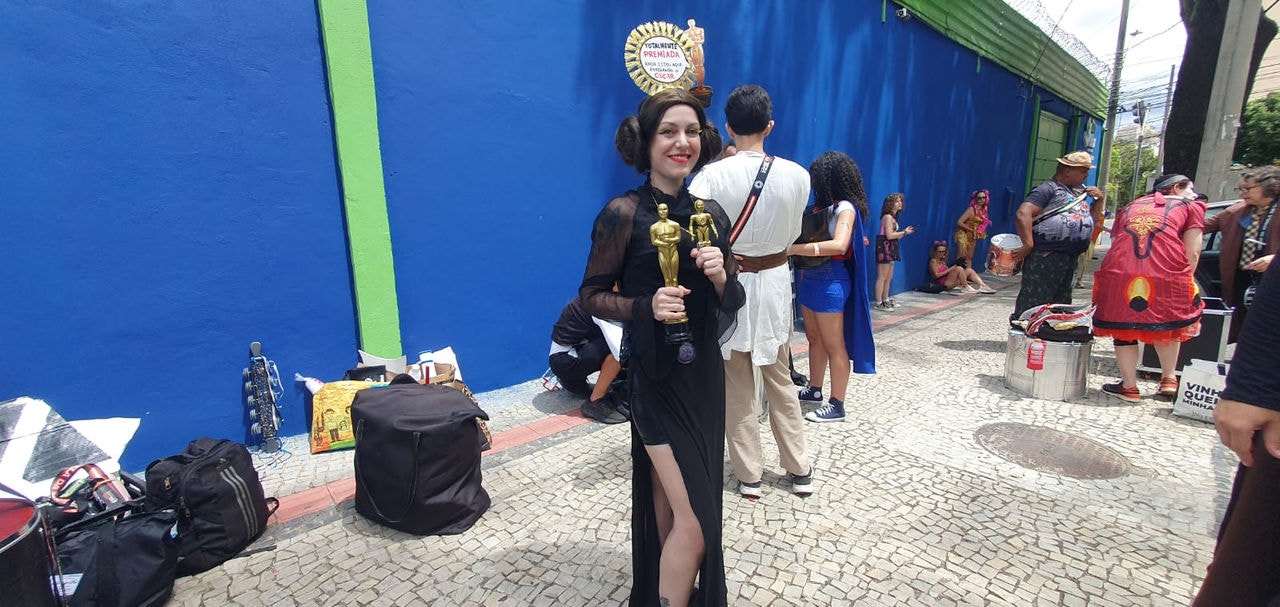O vestido preto, parecido com o que a atriz brasileira vestiu no Globo de Ouro, e todos os ornamentos demoraram um mês para ficarem prontos