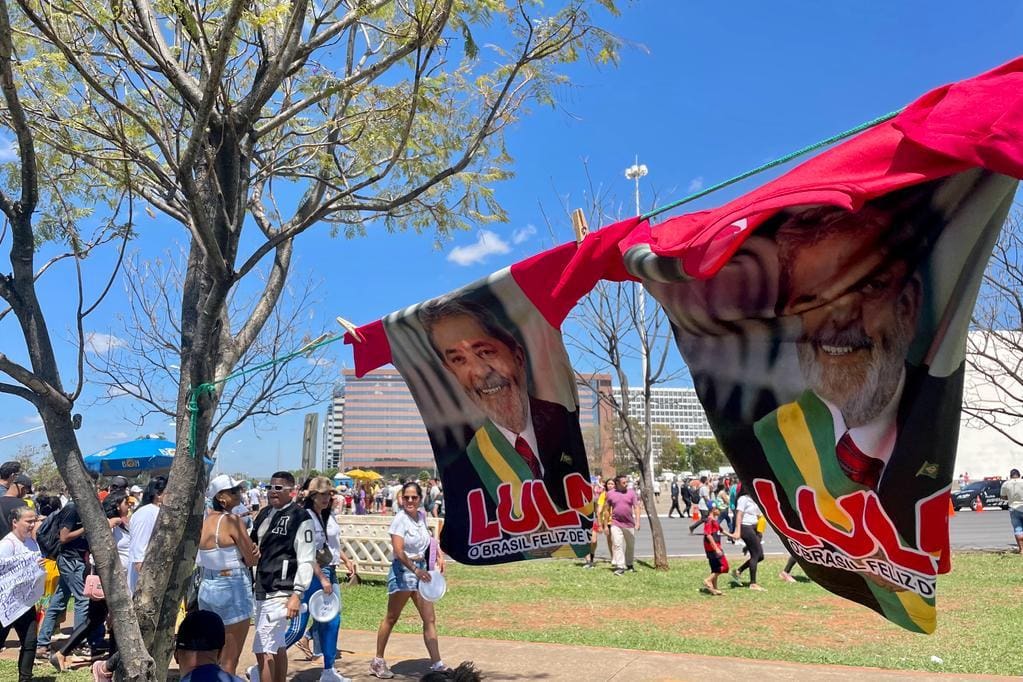 Ambulantes tentaram faturar no 7 de Setembro em Brasília, mas não venderam todo estoque de itens com estampa do presidente Lula