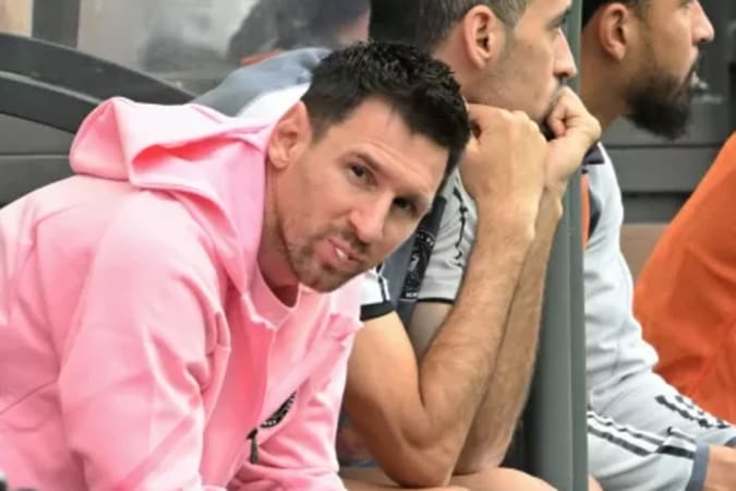 Messi no banco de reservas durante amistoso do Inter Miami disputado em Hong Kong
