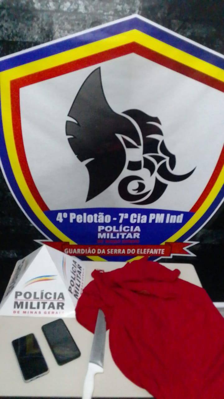 PM apreendeu faca, celulares e camisa usada no vídeo
