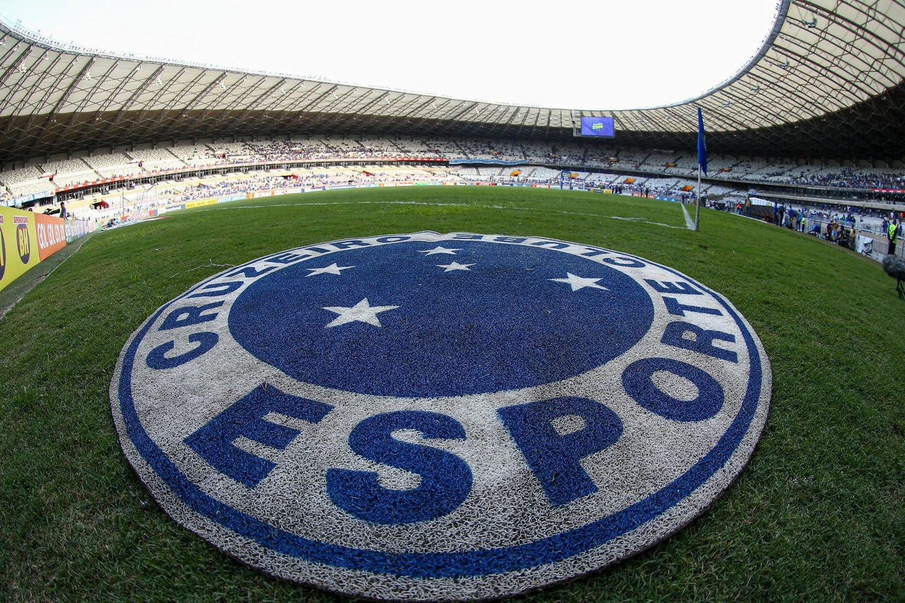 Escudo do Cruzeiro colocado no gramado do Mineirão