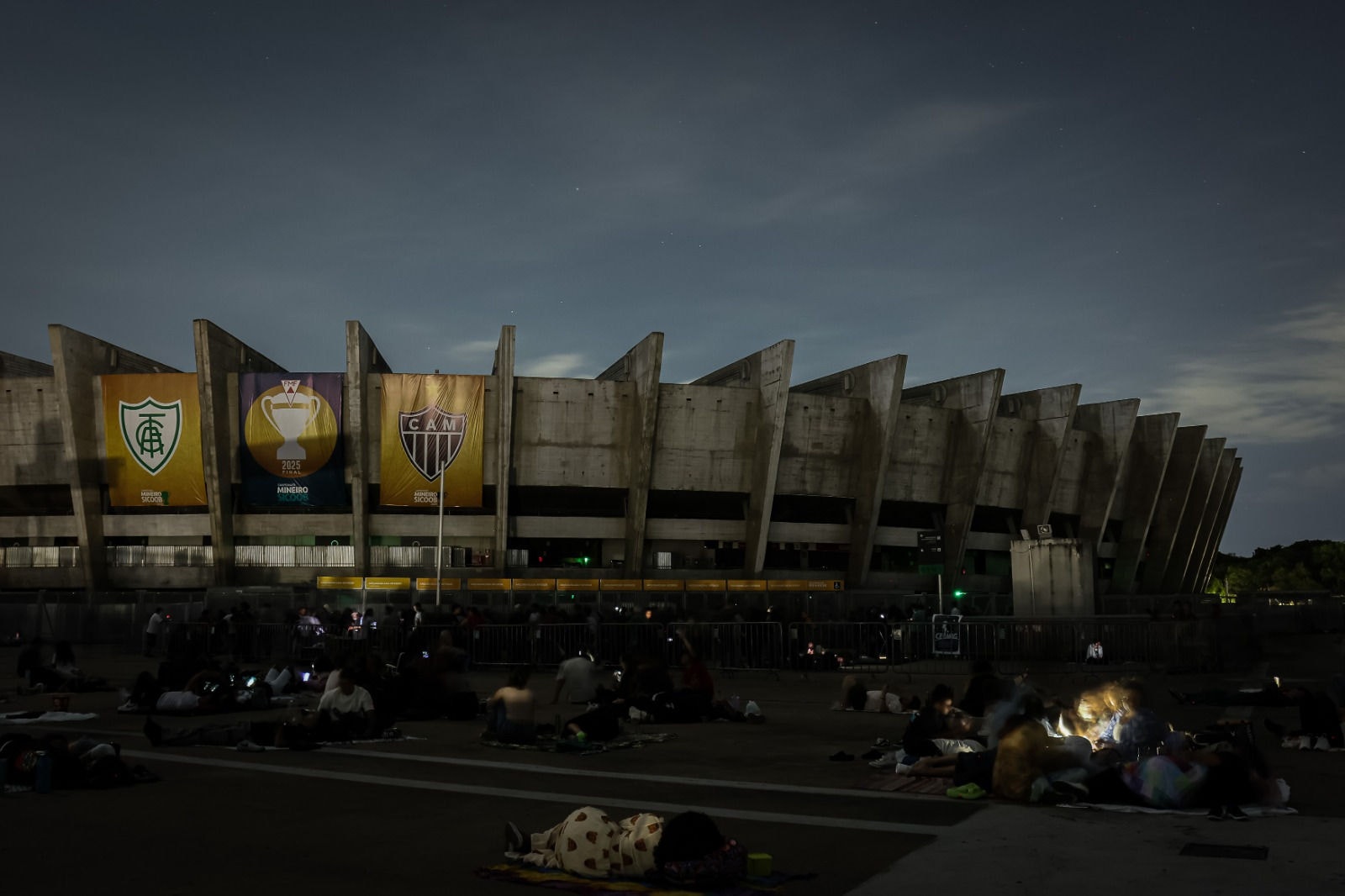 Super Lua é vista do estádio do Mineirão, na Pampulha, em BH.