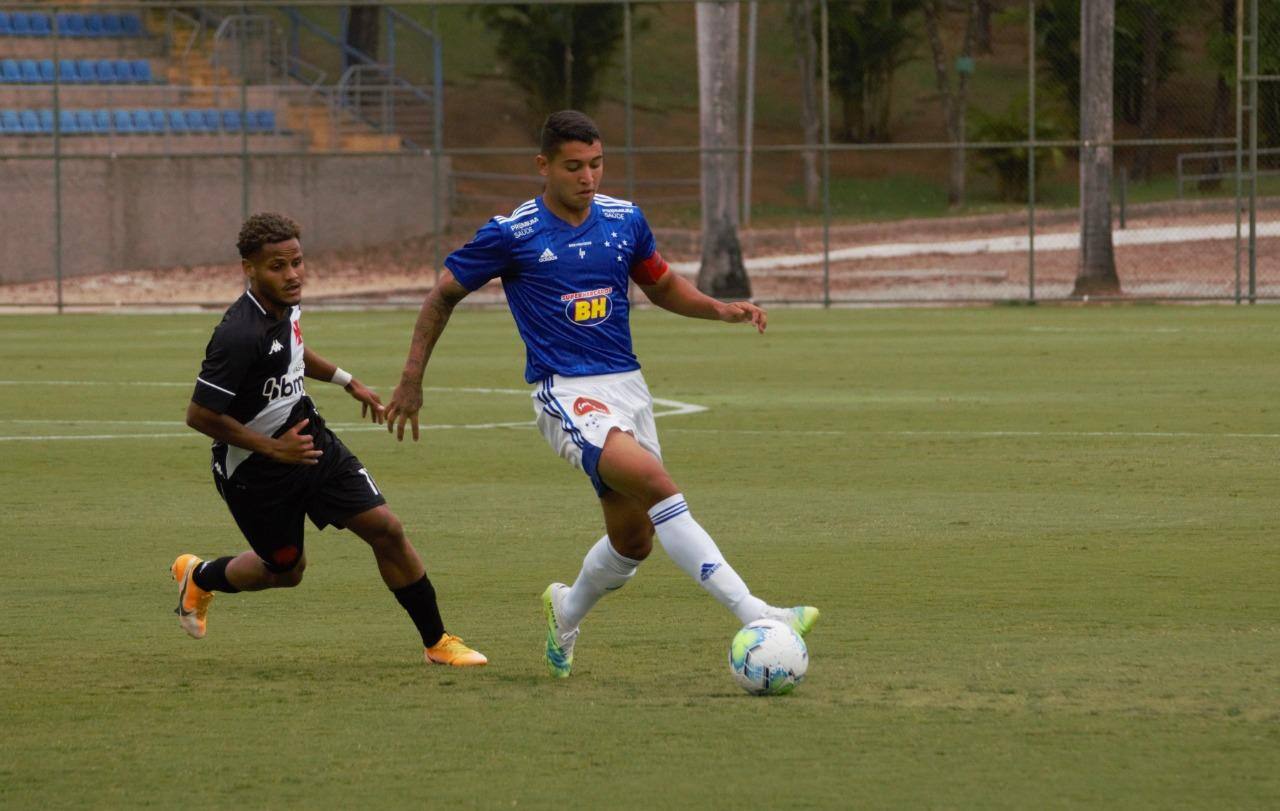Pedro Bicalho chegou a treinar com o profissional do Cruzeiro neste ano, mas voltou para o Sub-20