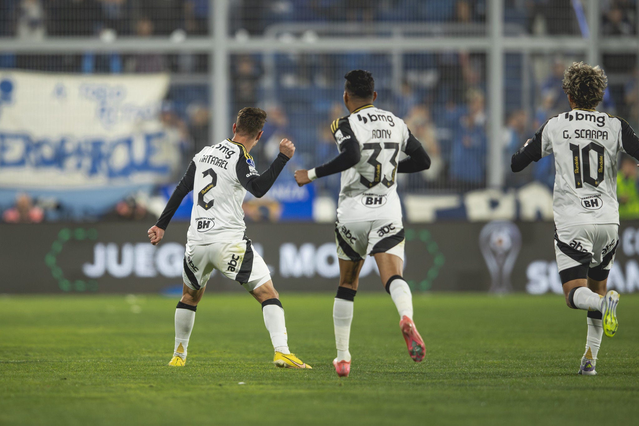 Jogadores celebram gol do Galo na Argentina