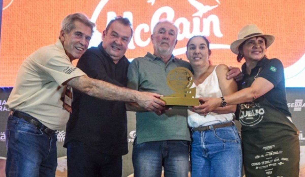 O secretário de Estado de Agricultura Thales Fernandes e a idealizadora da ExpoQueijo, Maricell Hussein, ao lado de representantes do vencedor Jayme Porfírio Mendes