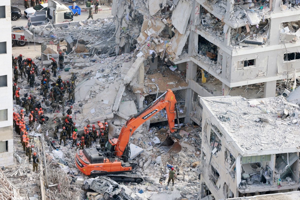 Prédio em Bat Yam, cidade de Israel, após ataque iraniano neste domingo