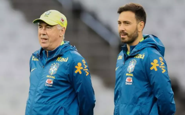 Carlo Ancelotti ao lado do filho Davide durante treino da Seleção Brasileira (Foto: Rafael Ribeiro/CBF)