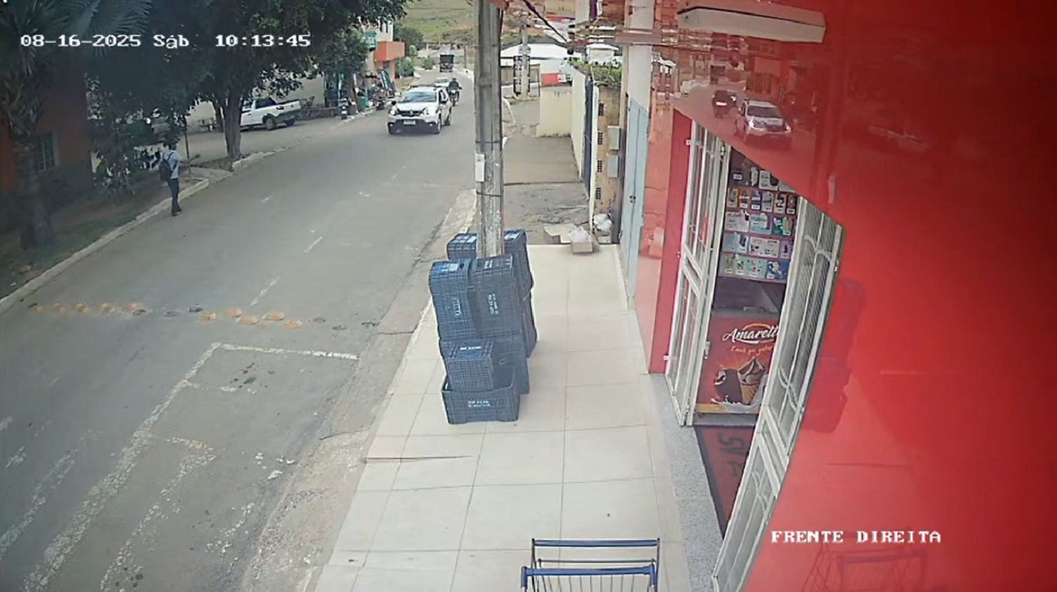 Câmera de segurança flagrou o momento que o homem chama a viatura antes do ataque