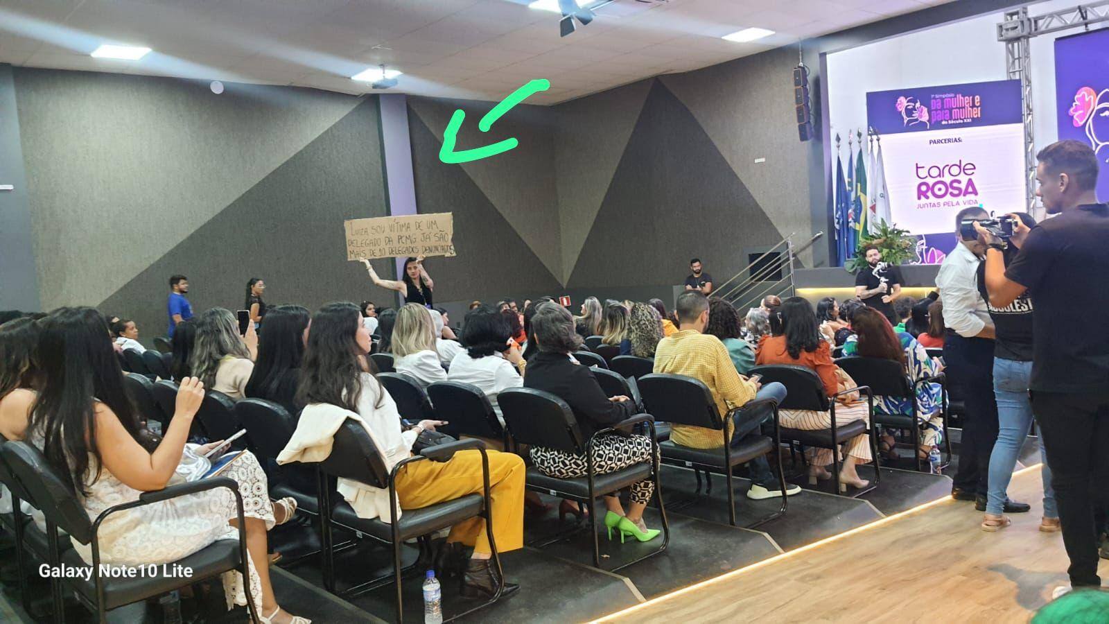 Psicóloga Juliana Gonçalves Coelho exibe cartaz com a inscrição “Luiza: sou vítima de um delegado da PCMG"