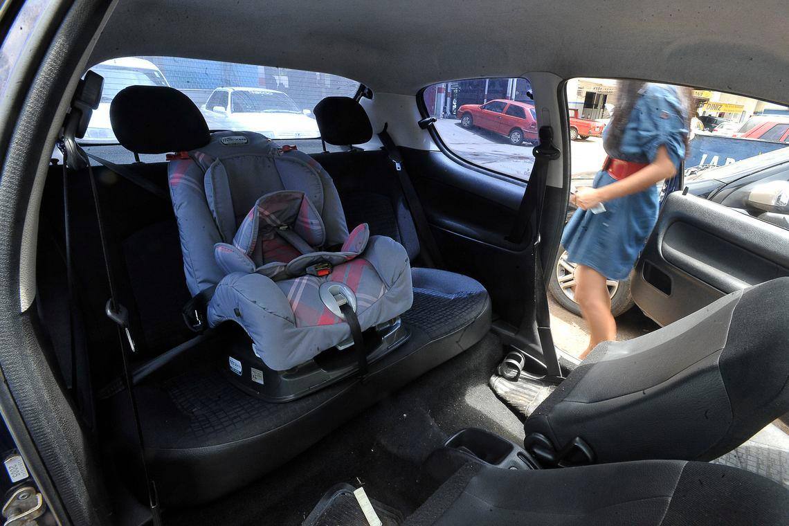 Apesar de não haver a obrigatoriedade na lei, os pais devem sempre dar preferência a transportar as crianças em segurança