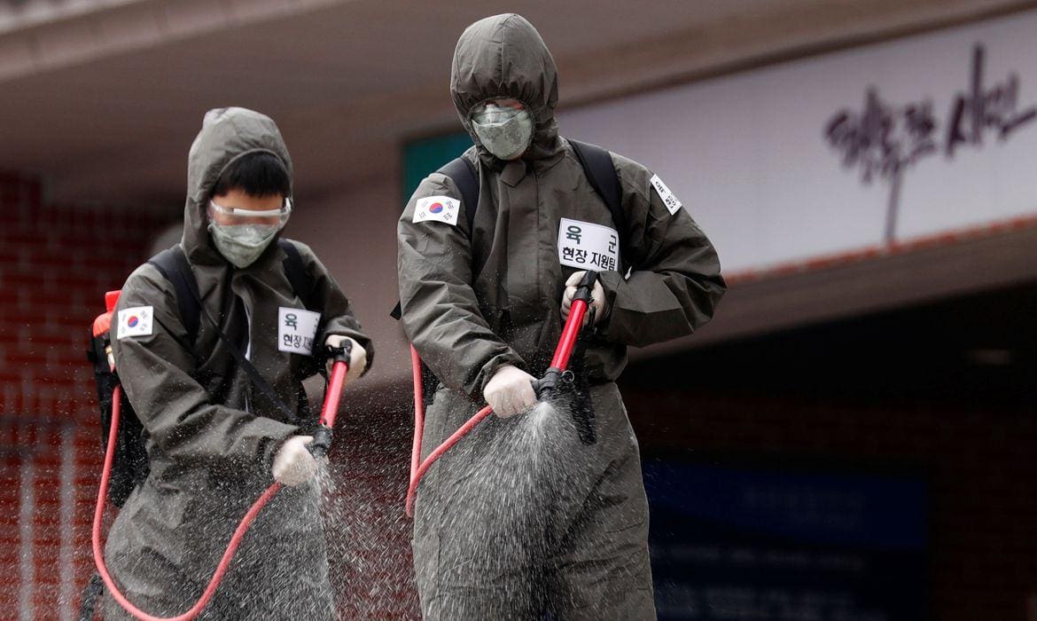 Agentes da Coreia do Sul desinfetam local