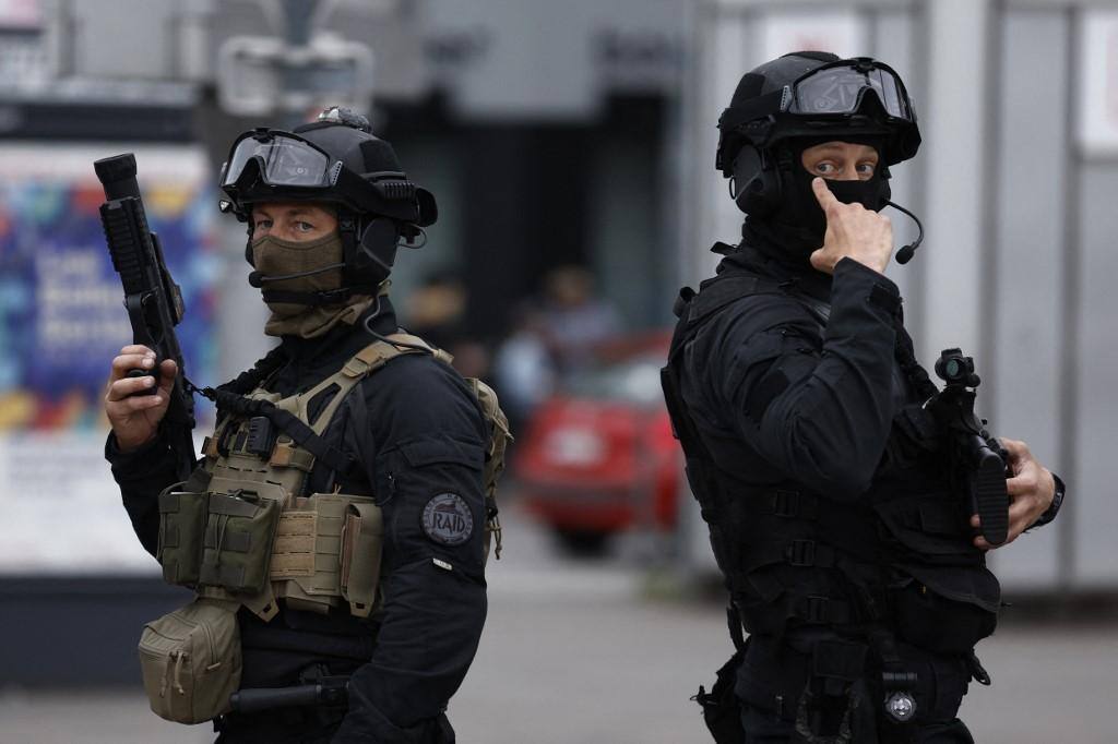 Militares da força nacional da França fazem a segurança das ruas