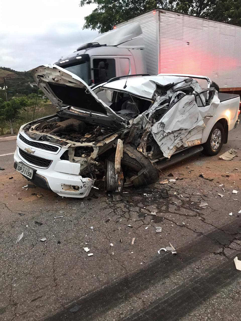 Carro ficou destruído após batida