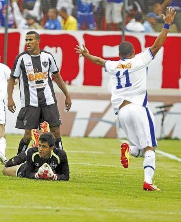Wellington Paulista comemora um dos gols da goleada de 6 a 1 do Cruzeiro sobre o Atlético no Brasileiro de 2011