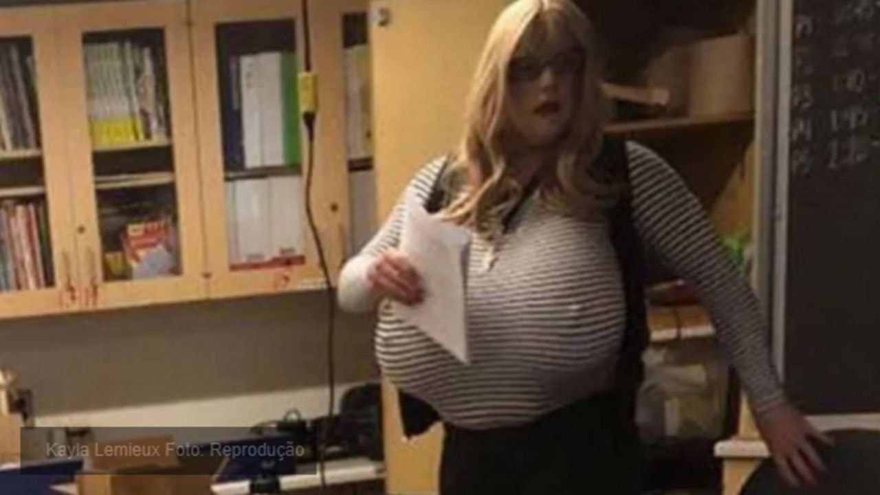 professora trans com mamas imensas