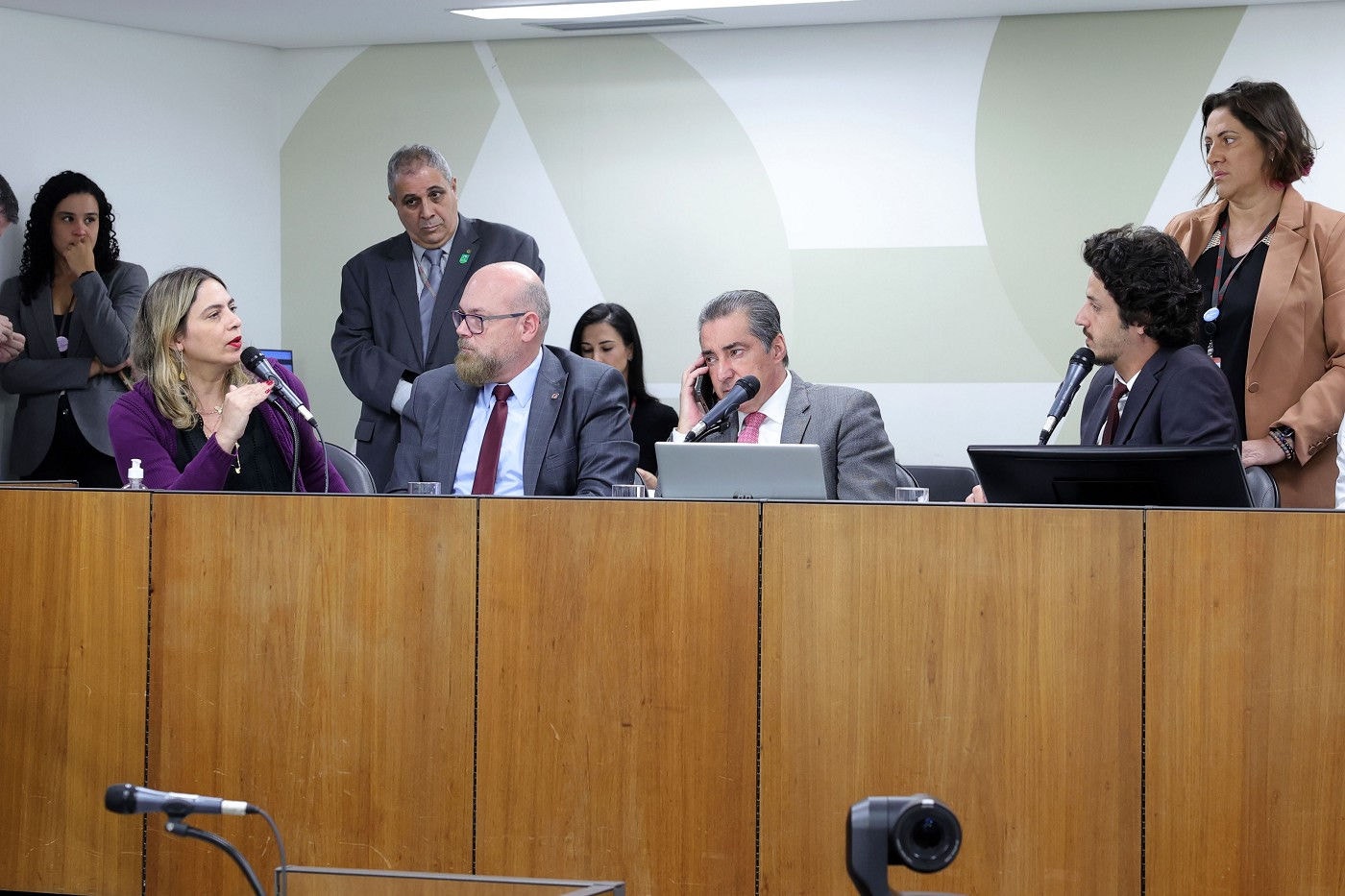 A deputada Beatriz Cerqueira (PT, à esq.) e o presidente da CCJ, Doorgal Andrada (PDR, à dir.), durante discussão nesta segunda (30 de junho)