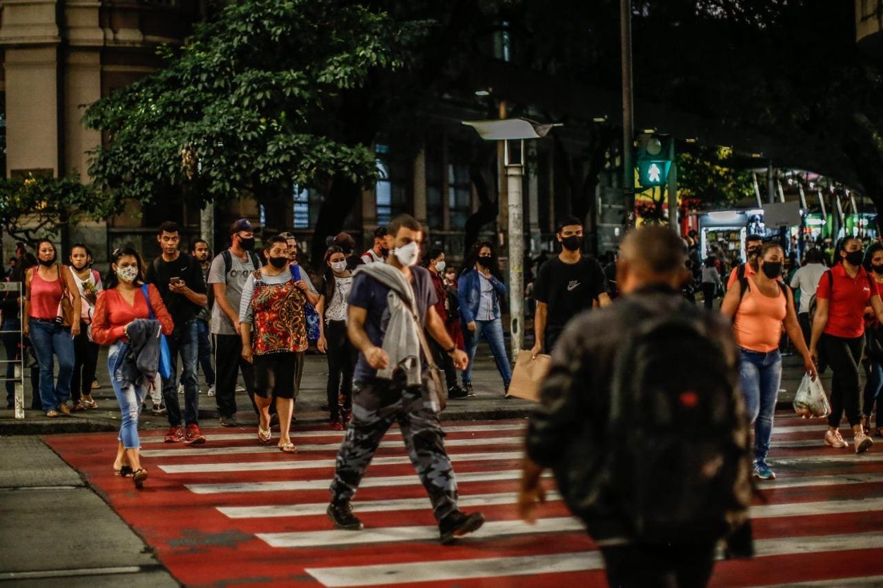 Isolamento social na capital começou a cair após nova reabertura do comércio, mostra Fiocruz