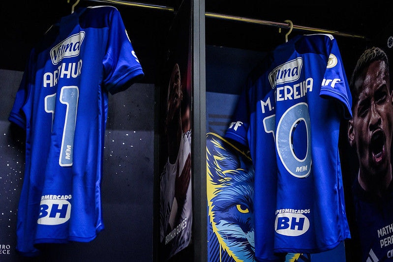 Uniforme de Arthur Gomes e Matheus Pereira no vestiário do Mineirão