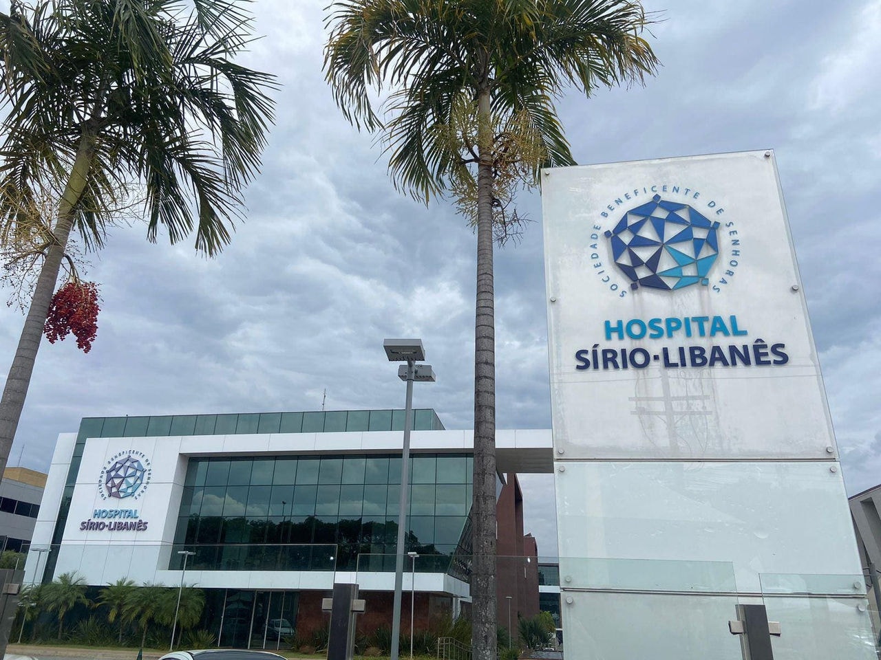 O presidente Lula já está no Hospital Sírio-Libanês, em Brasília, onde passa por procedimento para restaurar a articulação do quadril