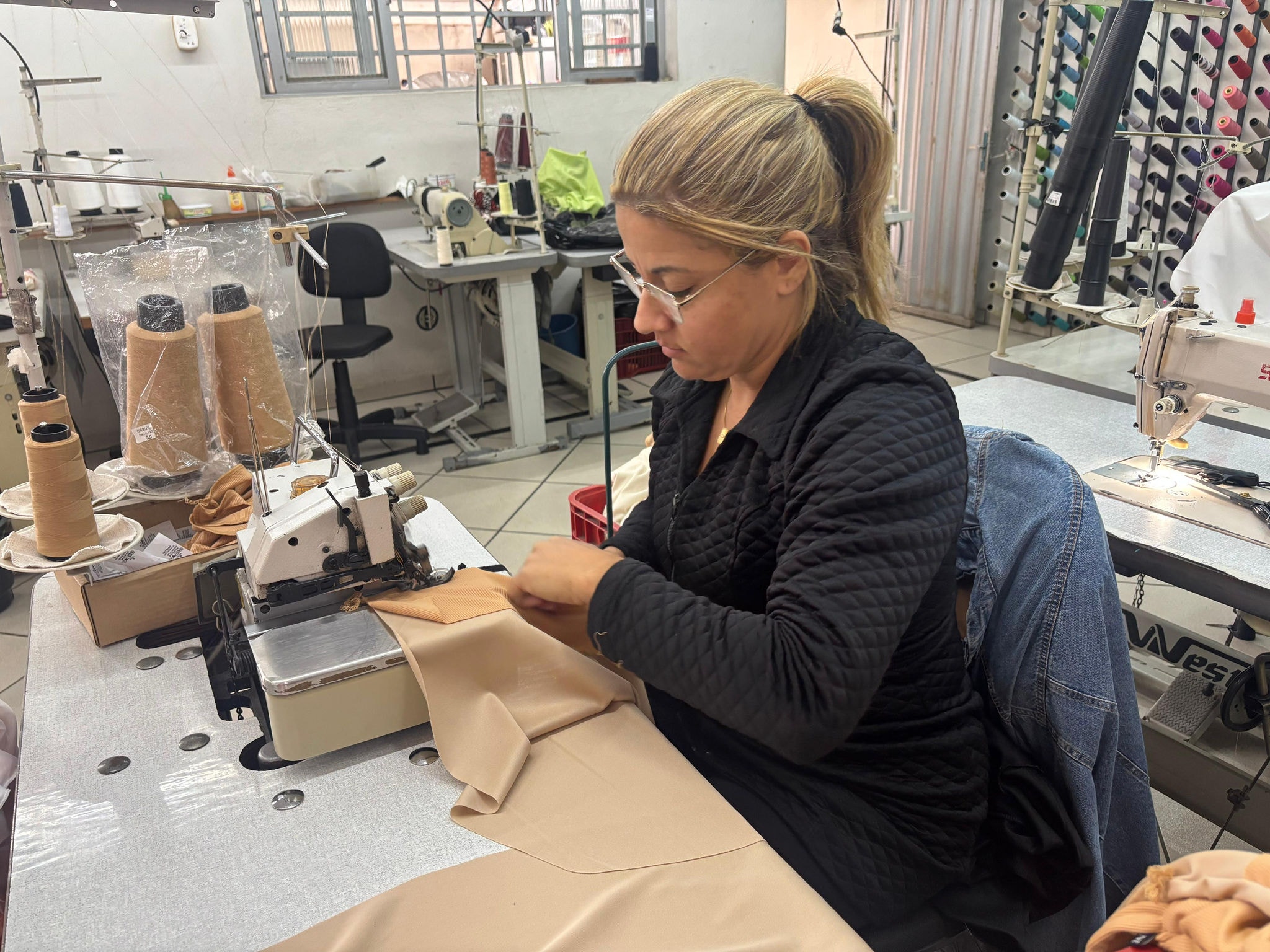 Fábricas de roupas em Divinópolis empregam costureiras e vestem todo o país