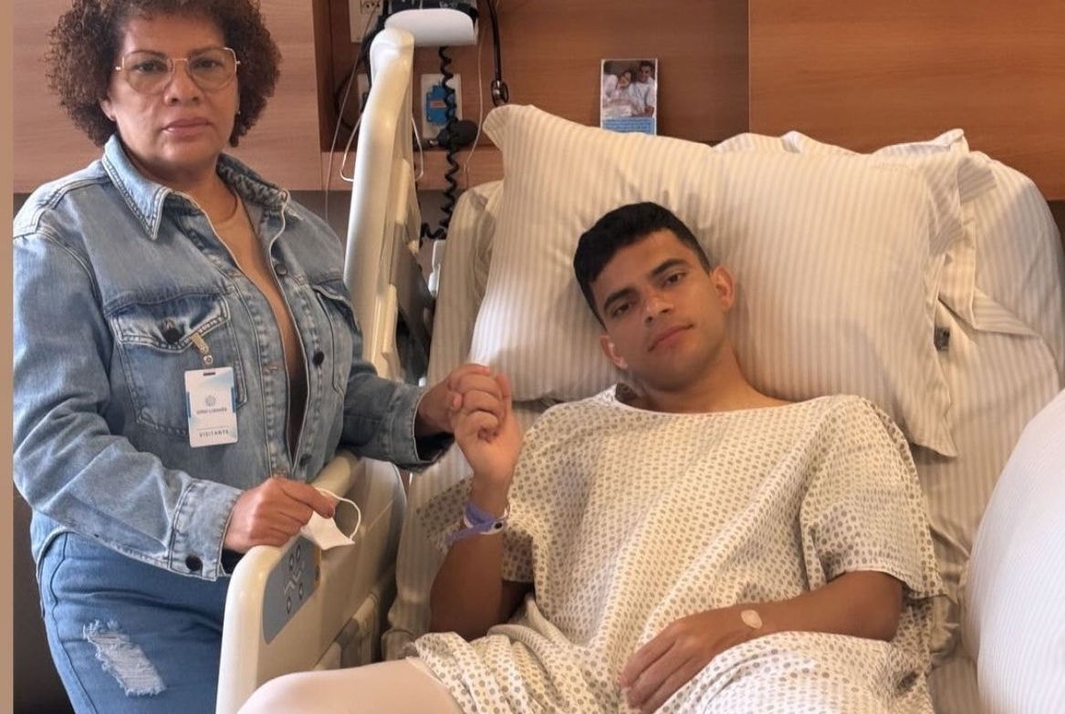 Bruno Rodrigues posta foto ao lado da mãe após passar por nova cirurgia 