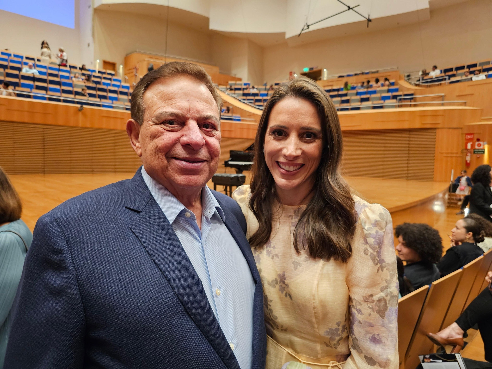 Gerações. Silvia Araujo, quarta geração da família definindo os rumos da Drogaria Araujo; e seu pai, o presidente Modesto Araujo, durante as comemorações dos 118 anos de uma das maiores empresas do país no setor. Evento aconteceu na Sala Minas Gerais, em Belo Horizonte.