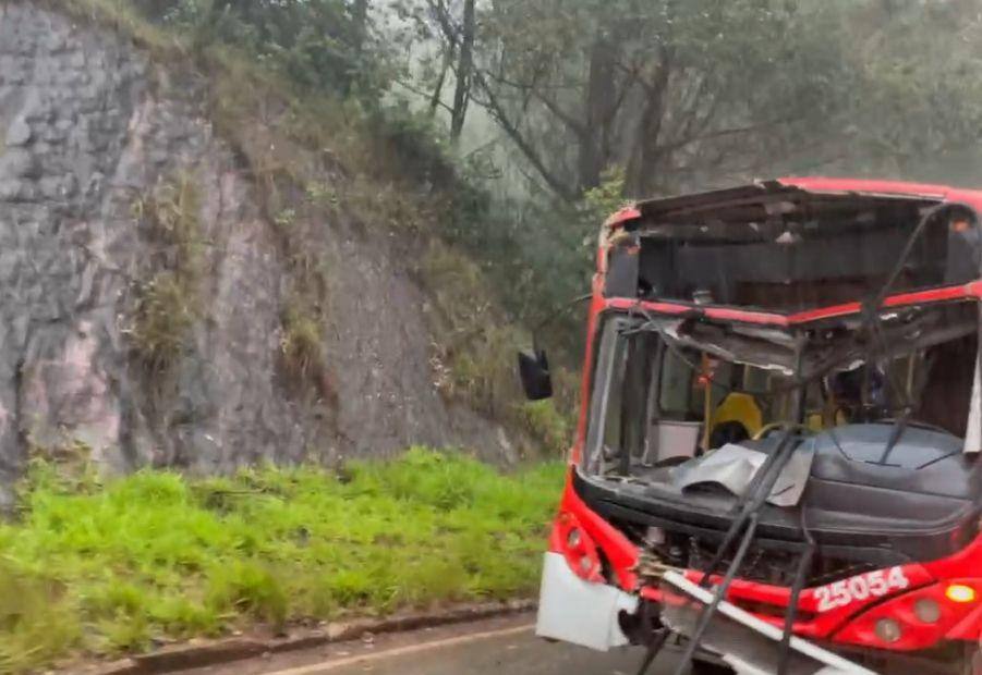 Ônibus ficou com a parte frontal destruída após bater na traseira da carreta